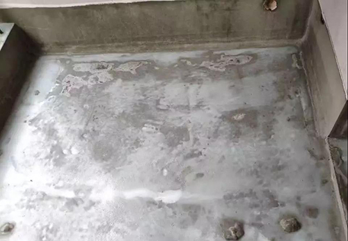 防水材料施工中出現針孔現象及防水層粘接不牢、開裂、發白等麻煩該如何解決？